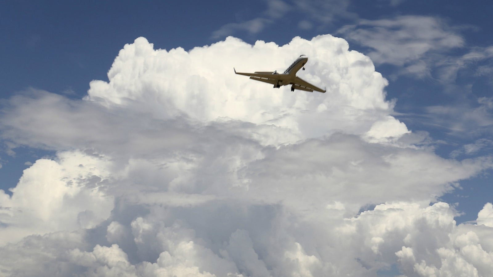 cheats/2016/09/03/homeless-man-sneaks-onto-private-jet-starts-fire/160903-la-homeless-jet-cheat_mnctb6