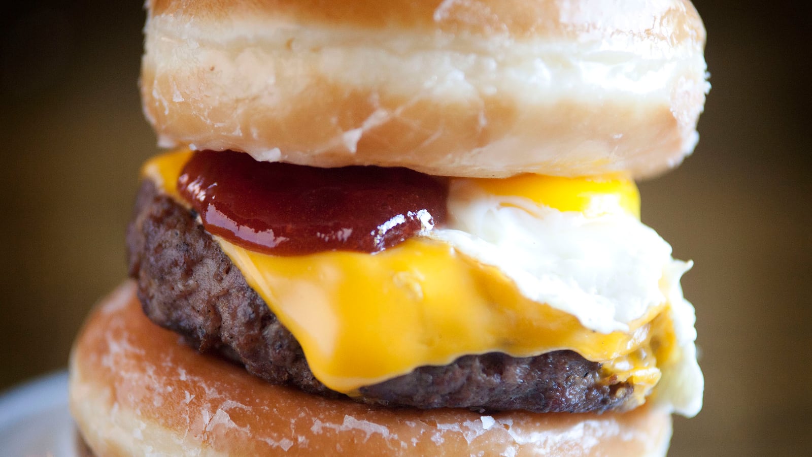 articles/2013/11/07/a-chocolate-dipped-potato-chip-and-more-crazy-food-creations/fattiest-foods-slaters_gdxkyr