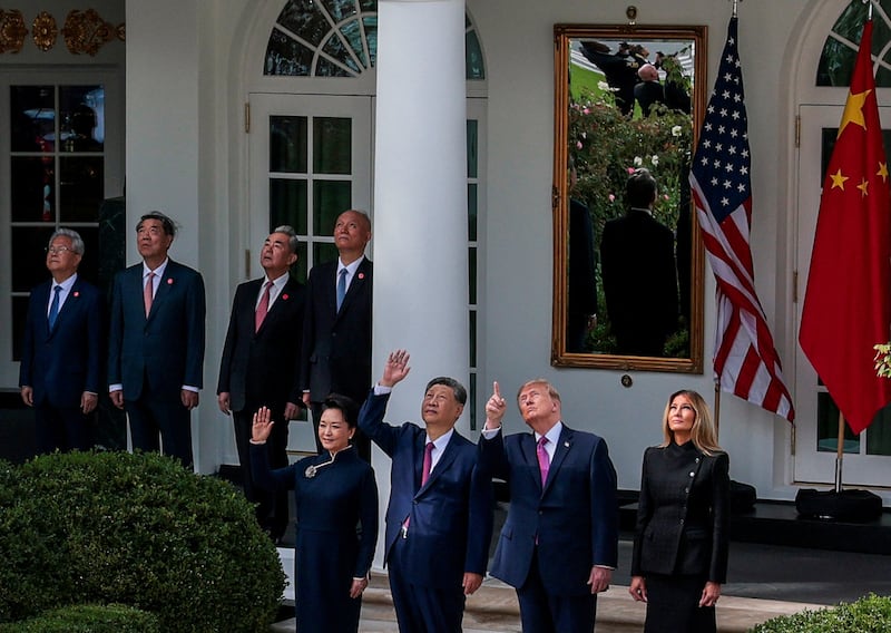 US President Donald Trump, first lady Melania Trump, Chinese President Xi Jinping and Politburo Standing Committee member Cai Qi and China's Foreign Minster Wang Yi look up during a flyover by a B2 stealth bomber and other aircrafts, as they attend a ceremony near the colonnade in the White House in Washington, D.C., US, September 24, 2026. REUTERS/Jonathan Ernst