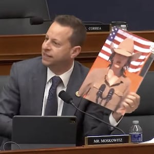 Rep. Moskowitz rips Noem's giant hat.