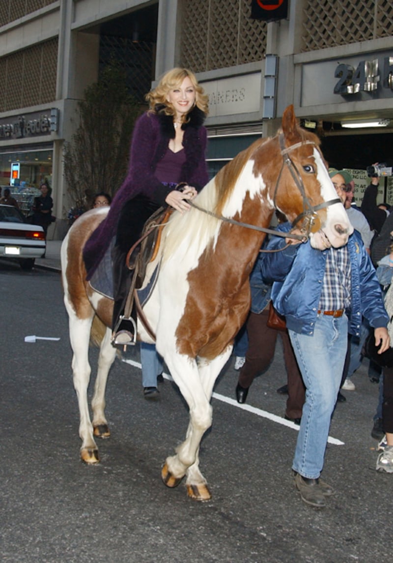 galleries/2010/10/07/women-on-horses/women-on-horses---madonna_maguca