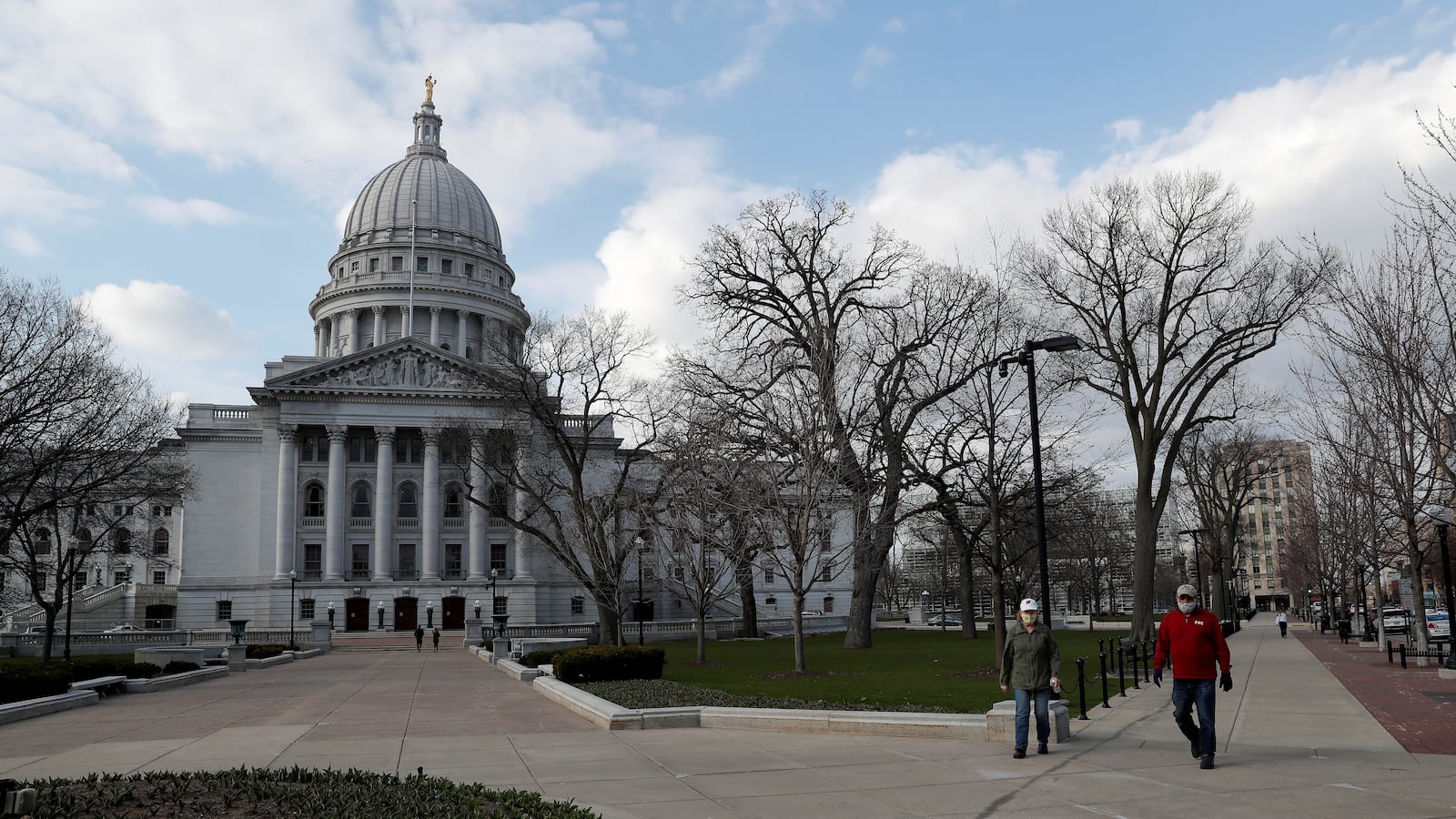 2020-04-18T012010Z_345351370_RC2P6G98V7YY_RTRMADP_3_HEALTH-CORONAVIRUS-USA_zys42w