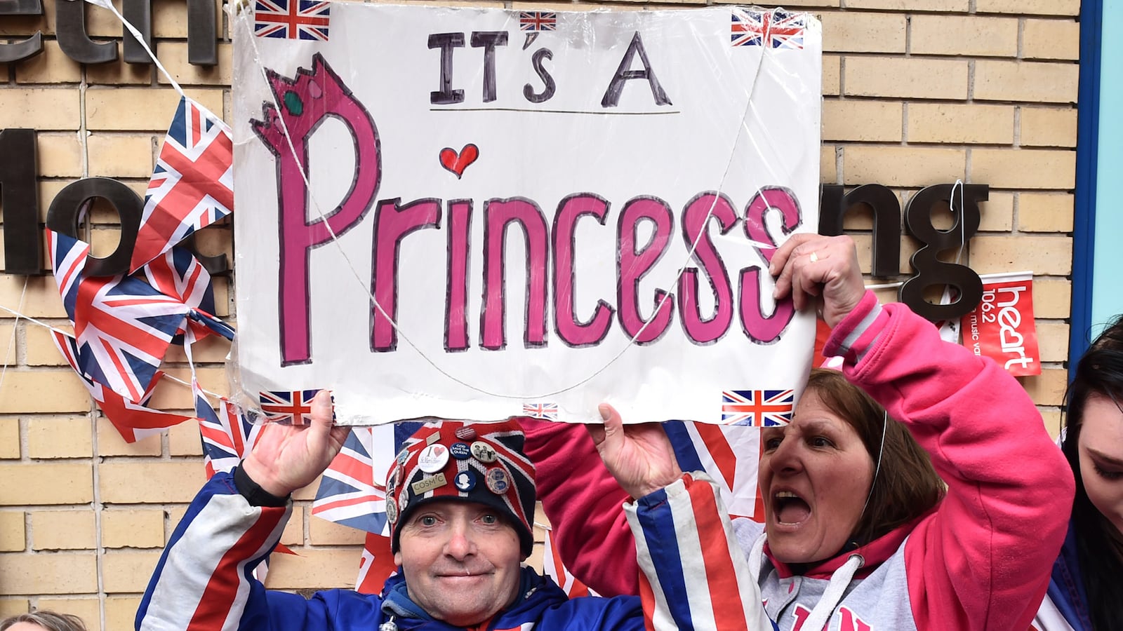 galleries/2015/05/02/royal-baby-excitement-blankets-london-photos/150502-royal-baby-girl-01_mawb5p