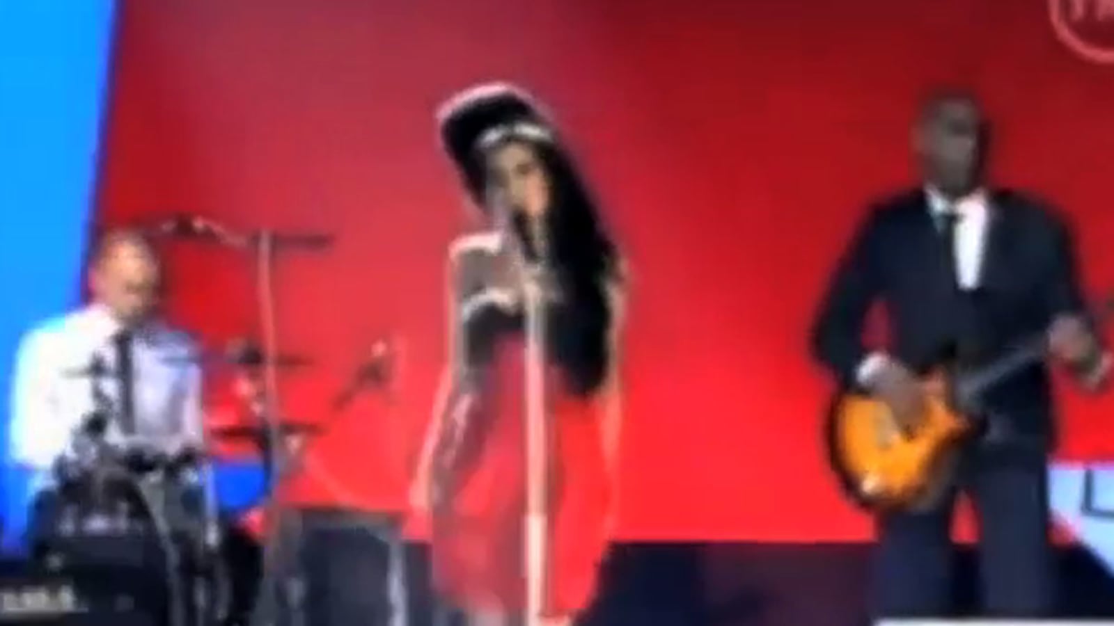 videos/2011/07/23/amy-winehouse-dead-at-27/110723-youtube-amy-winehouse-1200_tvpnjc