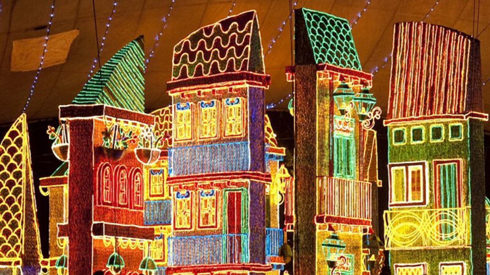 galleries/2013/12/23/step-aside-clark-griswold-the-world-s-most-extravagant-christmas-light-displays-photos/131222-xmas-lights-tease_jsppvi