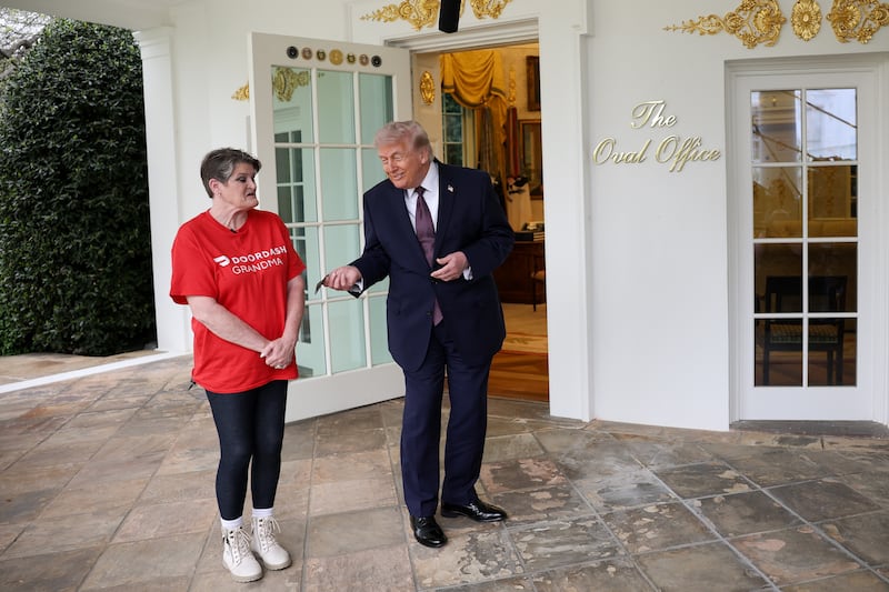 Trump tips Sharon Simmons after receiving a DoorDash delivery of McDonald's during the press conference. Photo by Win McNamee/Getty Images.