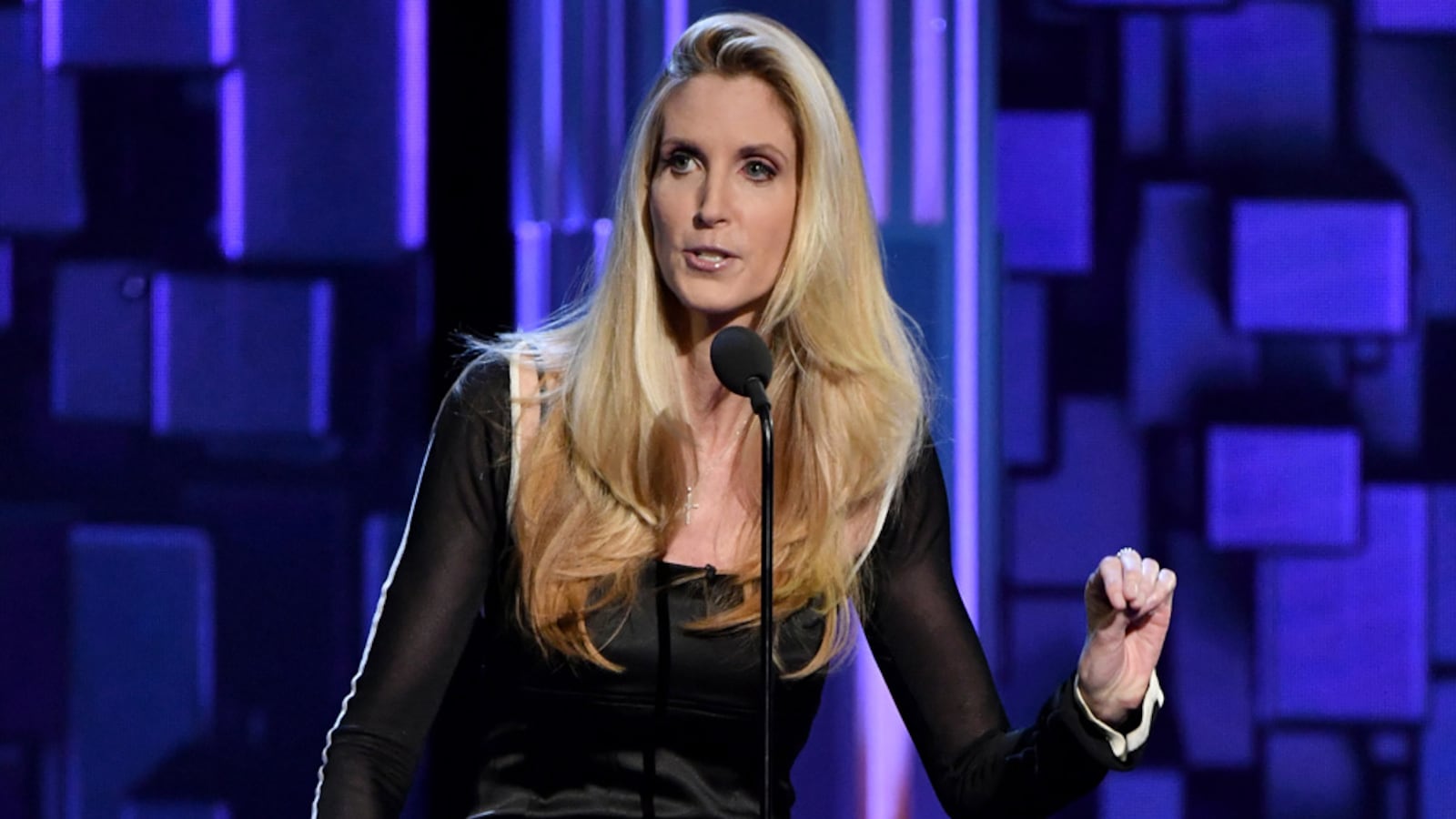 articles/2016/09/06/ann-coulter-bombs-at-rob-lowe-roast-the-worst-roaster-since-the-situation/160905-wilstein-ann-coulter-roast-tease_pbb67t