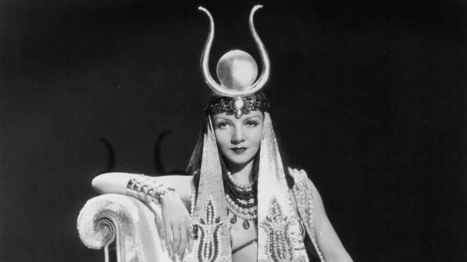 articles/2013/08/08/chasing-cleopatra-peter-stothard-writes-about-the-queen/130807-cleopatra-book-tease_bdg0d0