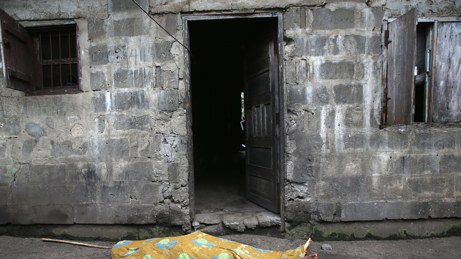 articles/2014/10/21/doctors-without-borders-hits-ebola-breaking-point/141020-haglage-contact-tracing-tease_ekbjdy