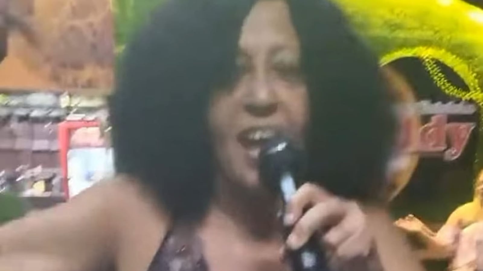 Amarilis Brito Rodríguez singing karaoke.