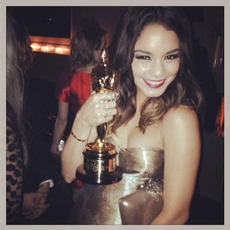 galleries/2014/03/09/ellen-s-oscar-selfie-the-week-s-best-celebrity-selfies-photos/140307-selfies-vanessahudgens_ftmtr1