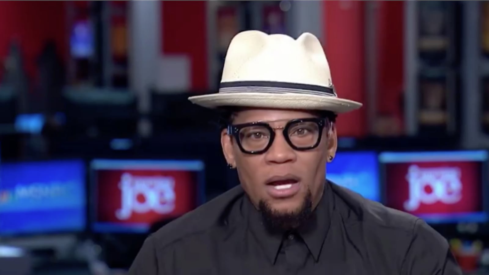 articles/2016/06/09/d-l-hughley-on-trump-you-can-t-be-a-little-pregnant-and-you-can-t-be-a-little-racist/160609-dl-hughley-trump-msnbc-tease_atsoi4