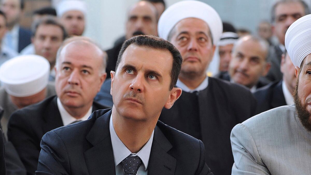 cheats/2012/08/19/assad-shows-face-in-damascus/assad-makes-appearance-at-mosque-cheat_dwmvdh