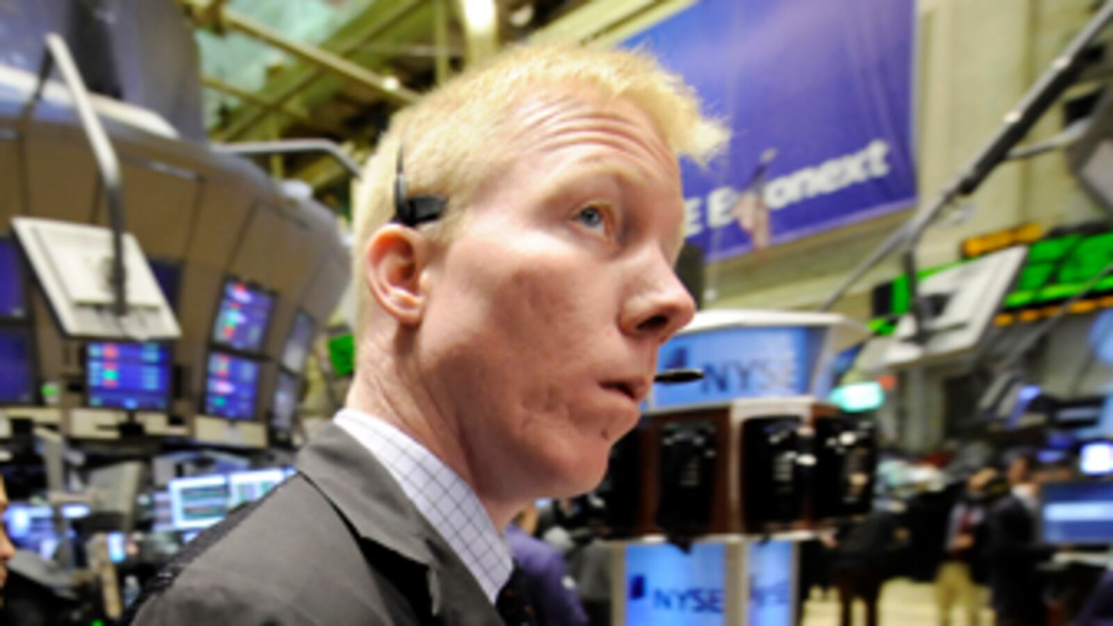 cheats/2009/03/03/stocks-stay-down-for-the-count/wall-street-trader-looking-up_vtv4cq