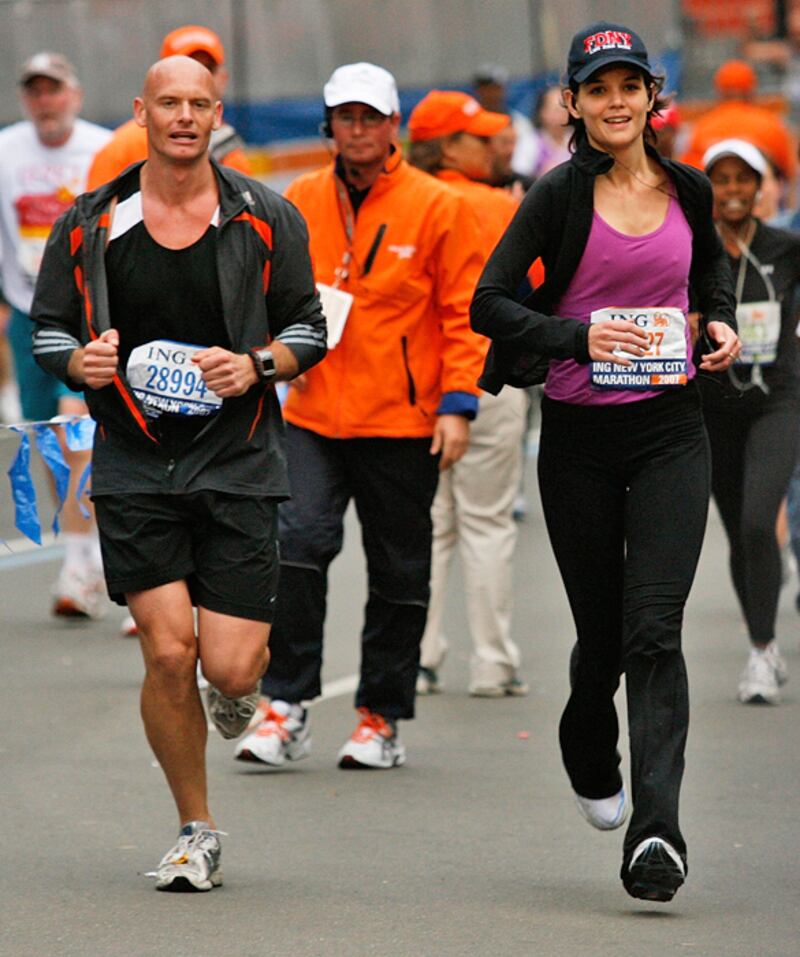 galleries/2010/11/04/15-celebrity-marathoners/celeb-marathoners---holmes_scfcvv