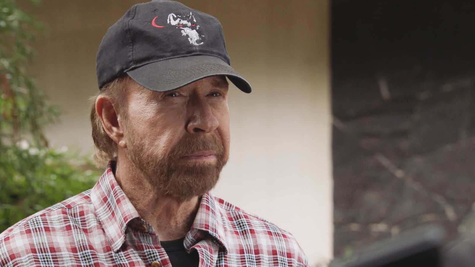 Chuck Norris guest stars as a retired sergeant major who helps Lincoln hide from authorities in order to protect his anonymity.
