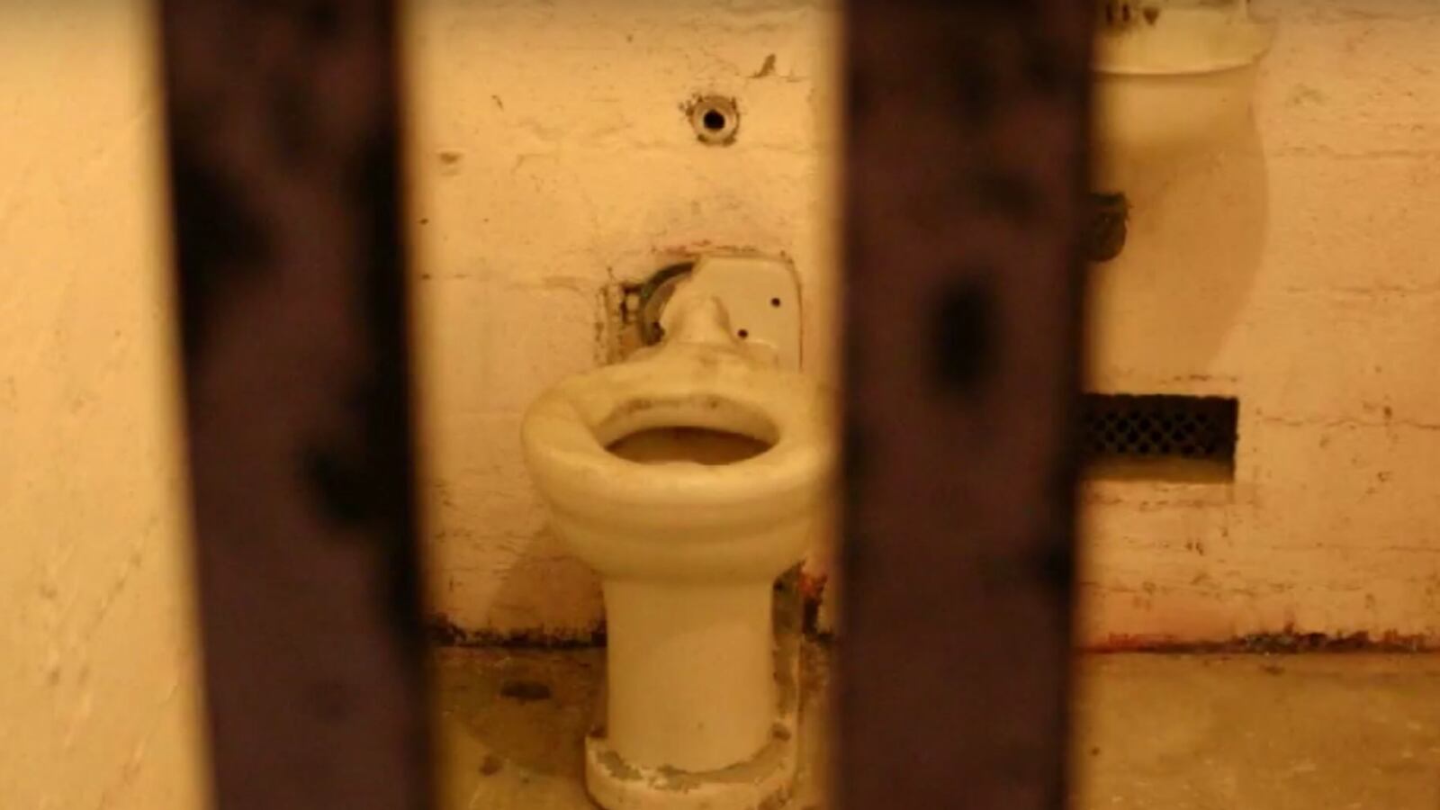 cheats/2016/12/26/4-inmates-escape-from-tn-jail/161226-prison-break-toilet-cheat_yiuzdp