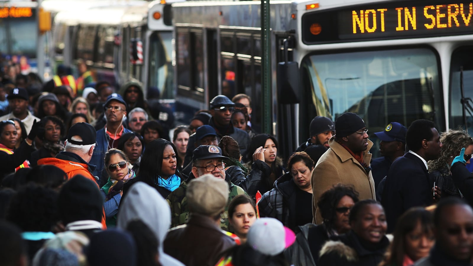 articles/2012/11/01/new-yorkers-wait-in-long-lines-to-return-to-manhattan-photos/storify-ries-manhattan-need-to-get-in_xpiaf9