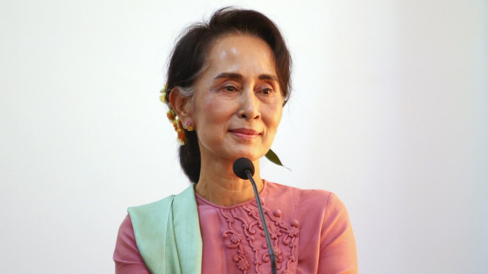 articles/2016/04/20/aung-san-suu-kyi-s-workaround-revolution/160419-clapp-workaround-revolution-tease_uujeol