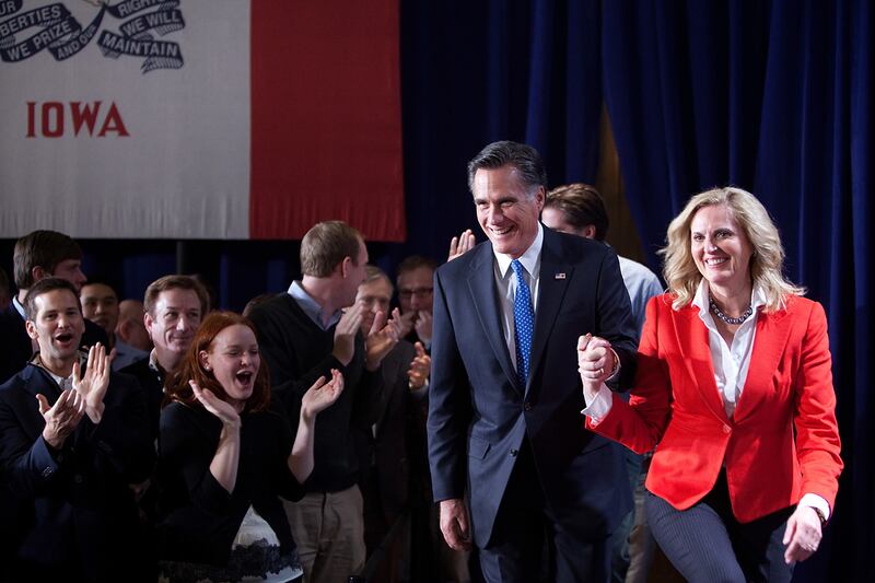 articles/2012/01/03/new-poll-shows-mitt-romney-on-the-cusp-of-iowa-victory/iowa-caucus-romney-khue_huvvlf