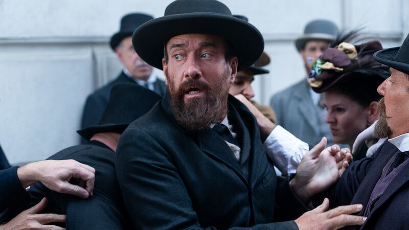 Mathew Macfadyen as Charles Guiteau.