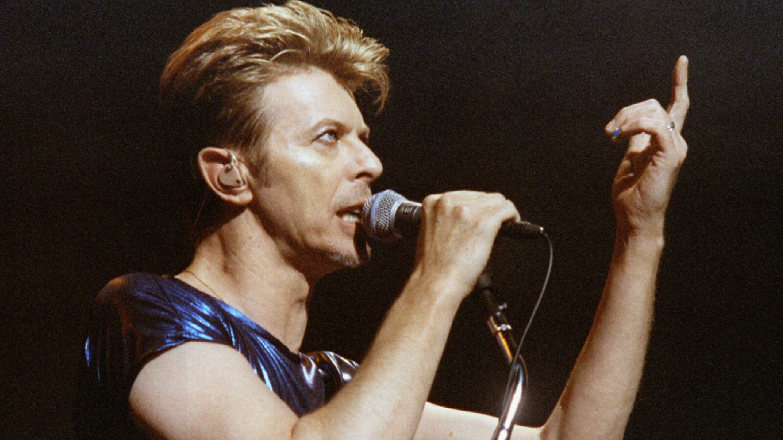 articles/2016/01/21/listen-to-david-bowie-impersonate-springsteen-lou-reed-iggy-pop-and-others/160121-kirell-bowie-tease_dsmffu
