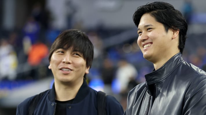 Shohei Ohtani (right) talks with his interpreter Ippei Mizuhara (left).
