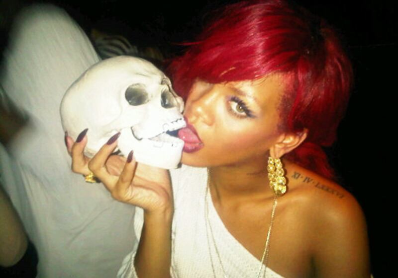 galleries/2010/11/04/twitpics/twitpirihanna_fnikmr