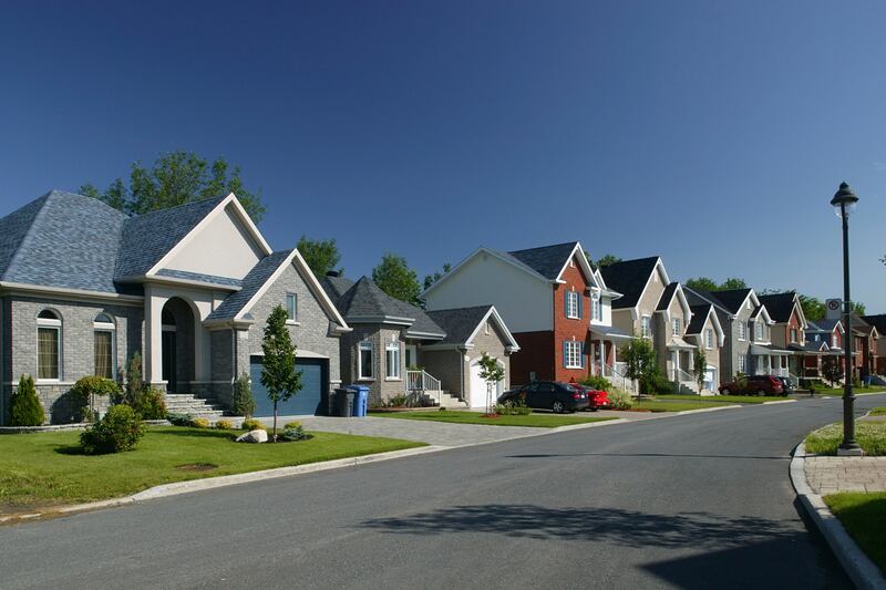 articles/2013/08/02/a-record-21-6-million-millennials-live-with-mom-and-dad/130802-moving-home-cnbc-tease_rqqehg