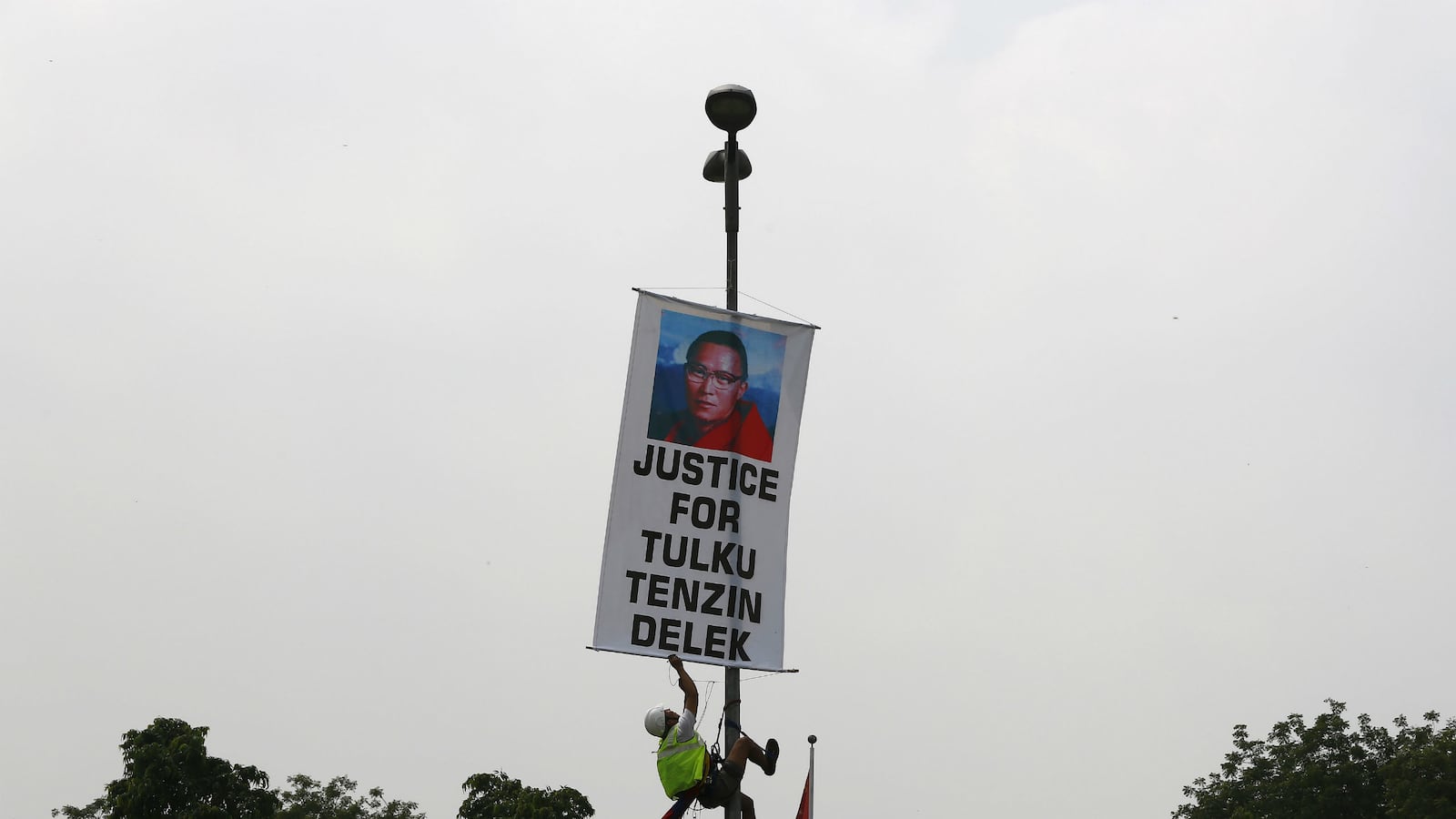 cheats/2015/07/21/cops-steal-monk-s-ashes-at-gunpoint/150721-tibet-cheat_rk8ayp