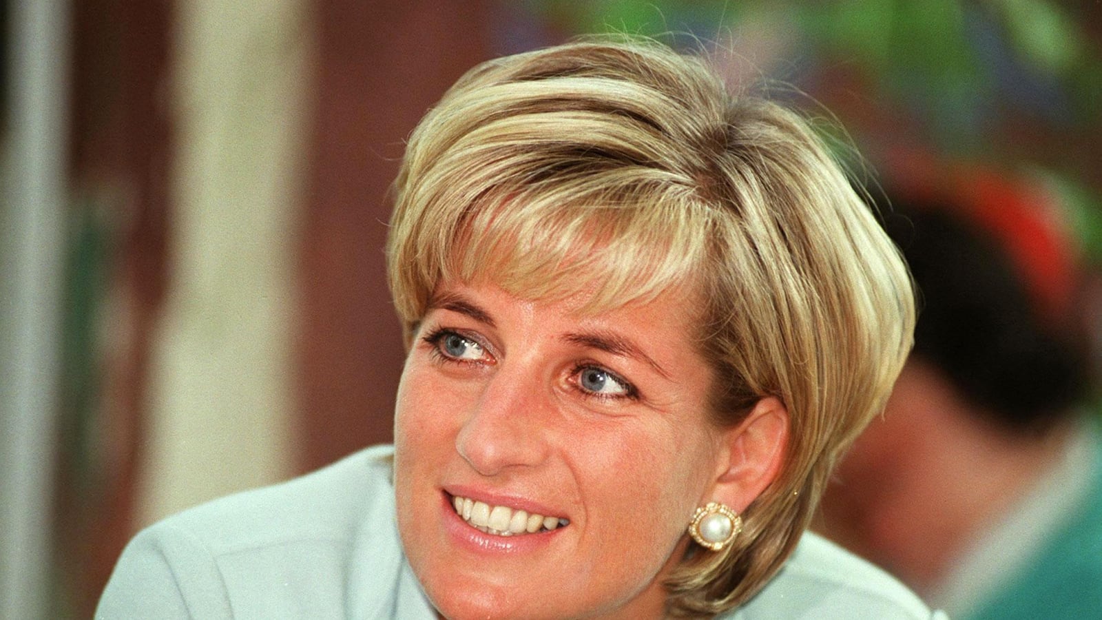 articles/2014/09/08/how-princess-diana-told-camilla-i-ve-sent-a-hit-man-to-kill-you/130820-diana-hines-tease_r55u6t