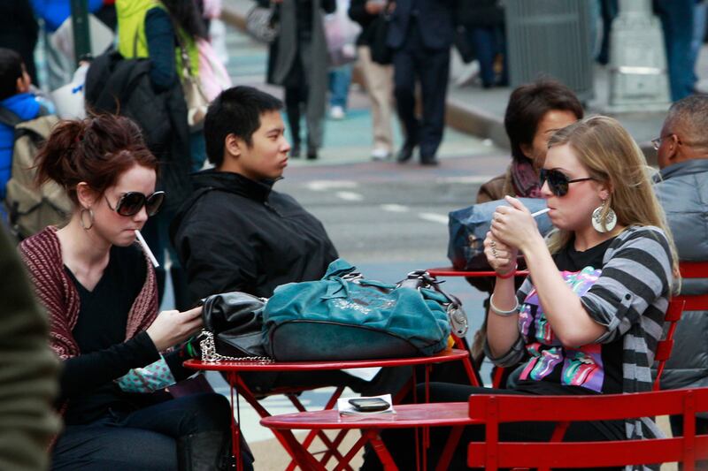 galleries/2012/01/31/super-bowl-smackdown-new-york-versus-boston/superbowl-cities-smoking_schgap