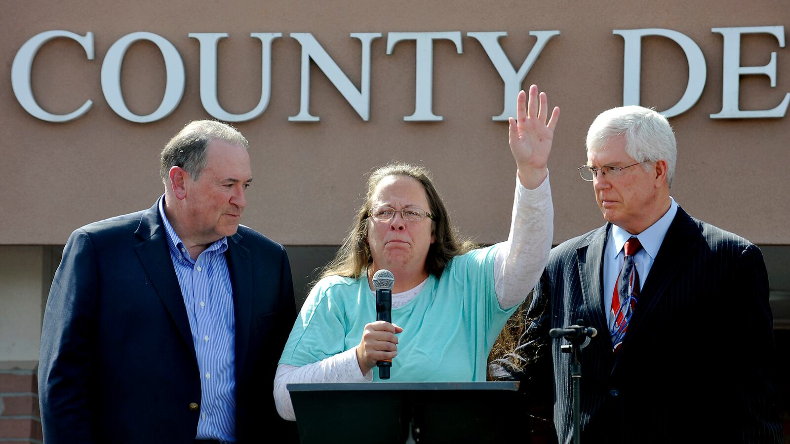 articles/2015/09/08/huckabee-hijacks-kentucky-clerk-kim-davis-s-15-minutes/150908-youngman-kim-davis-tease_xgm4vj