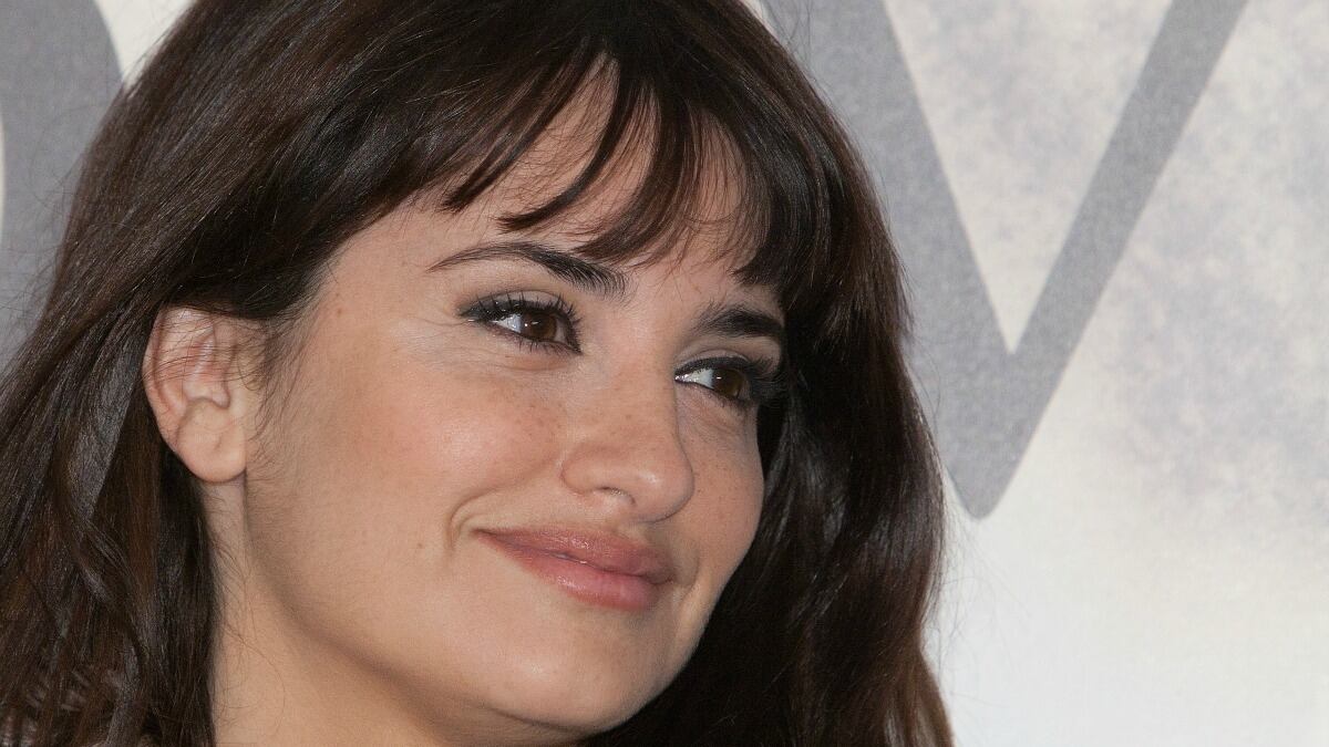 cheats/2013/06/03/report-penelope-cruz-is-new-bond-girl/penelope-cruz-cheat_ozgt98