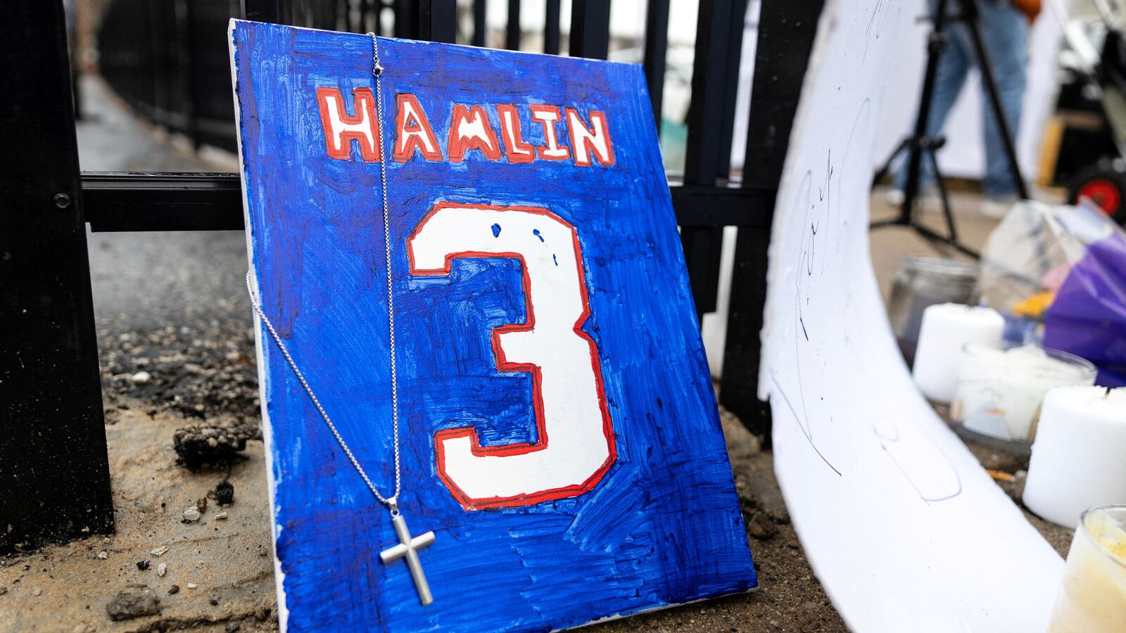 2023-01-05T160720Z_1966281552_RC26JY9KKBB3_RTRMADP_3_FOOTBALL-NFL-HAMLIN_d0kkir