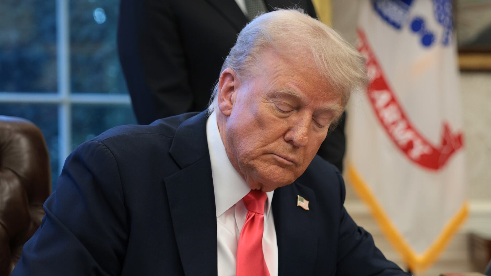 WASHINGTON, DC - FEBRUARY 25: U.S. President Donald Trump signs an executive order in the Oval Office at the White House on February 25, 2025 in Washington, DC. Trump signed an executive order on suspending security clearances held by Peter Koski and members, partners, and employees of Covington & Burling LLP who assisted former Special Counsel Jack Smith during his time as Special Counsel.  (Photo by Alex Wong/Getty Images)