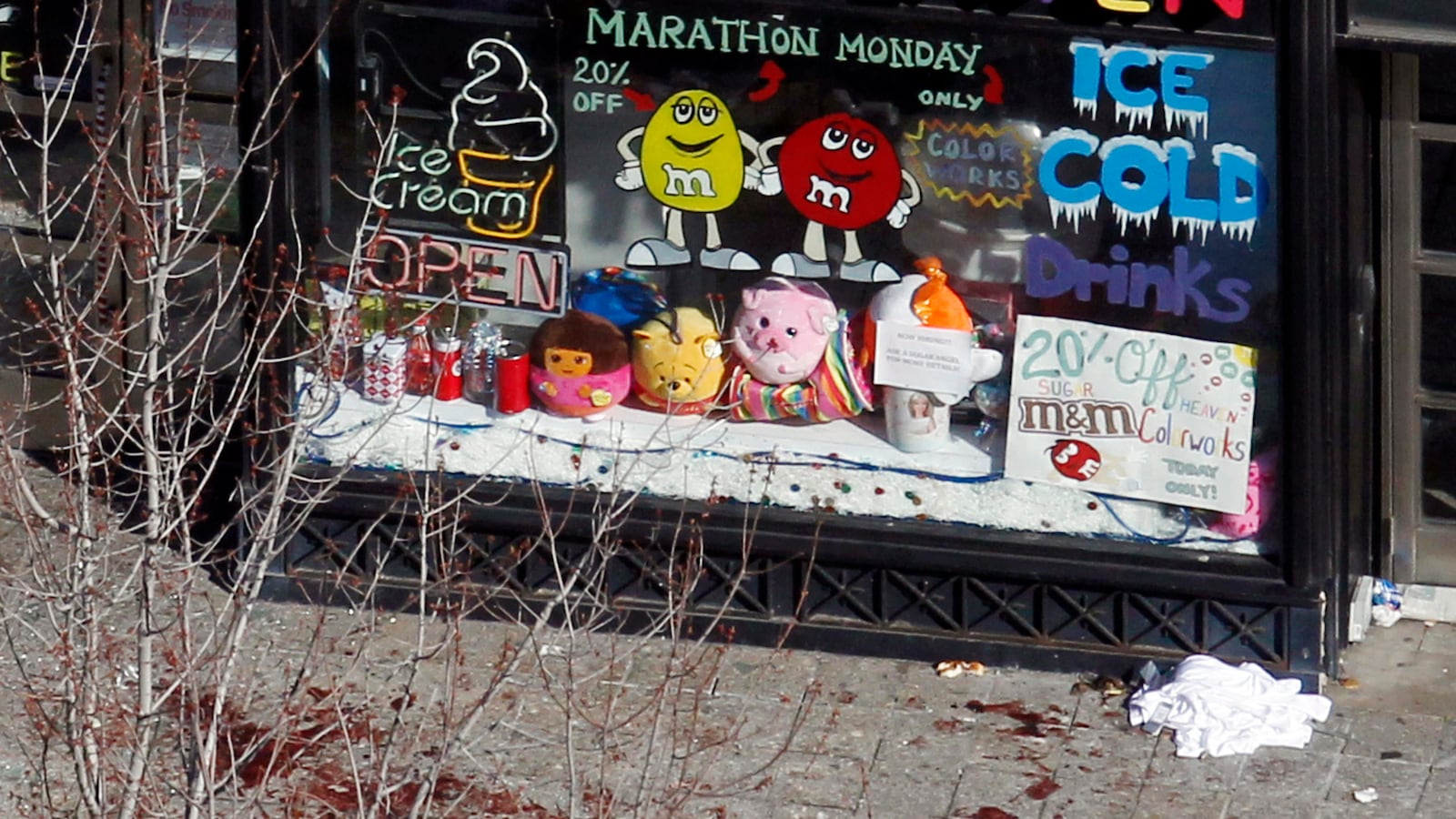 cheats/2013/04/16/fbi-unveils-new-findings-at-presser/boston-bombing-second-day-sidewalk_fherry