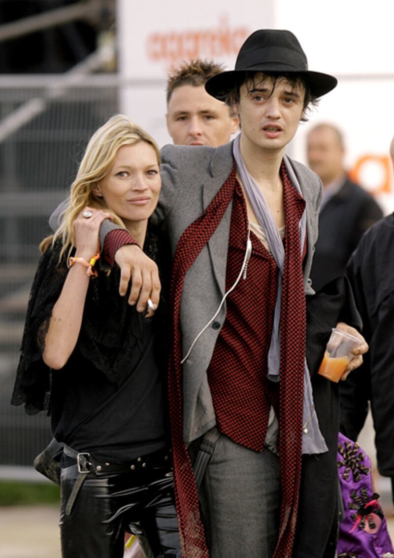 galleries/2011/10/27/celebrities-fake-weddings-photos/fake-weddings-moss_uvxiip