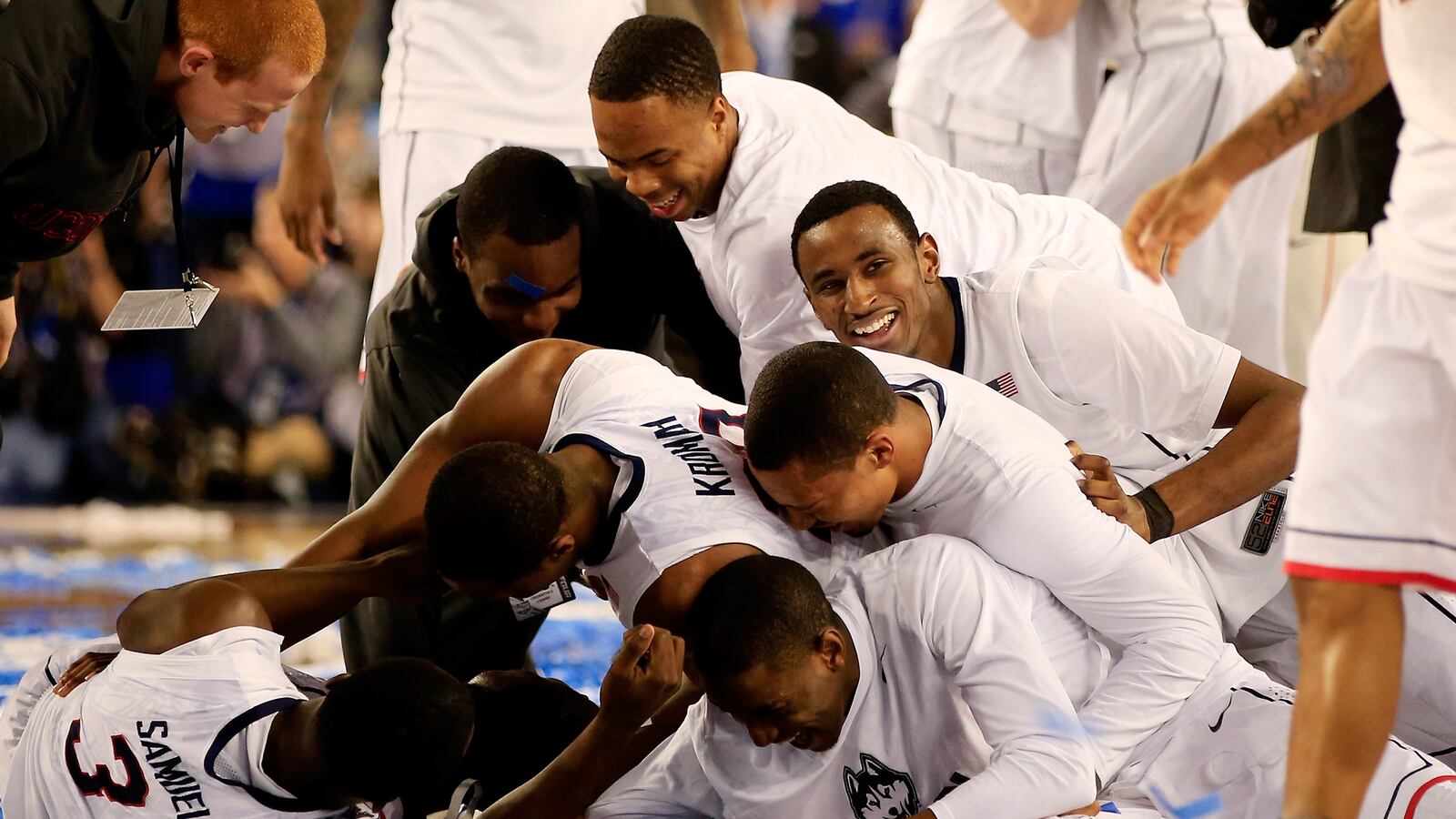 cheats/2014/04/07/uconn-wins-ncaa-title/140407-ncaa-final-cheat_j5uxwy