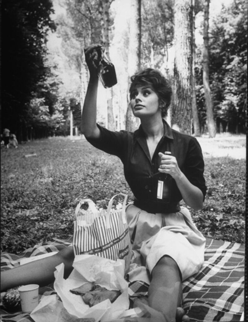 galleries/2011/07/03/picnic-fashion-through-the-years/picnic-fashion-loren_j9csau