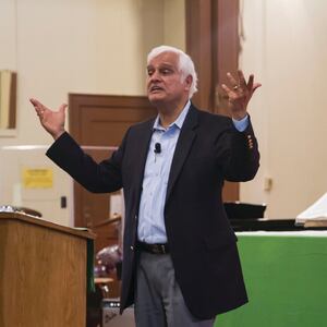 1920px-Ravi_Zacharias_speaks_at_Naval_Station_Guantanamo_Bay_130917-A-MS942-128_na9lsx