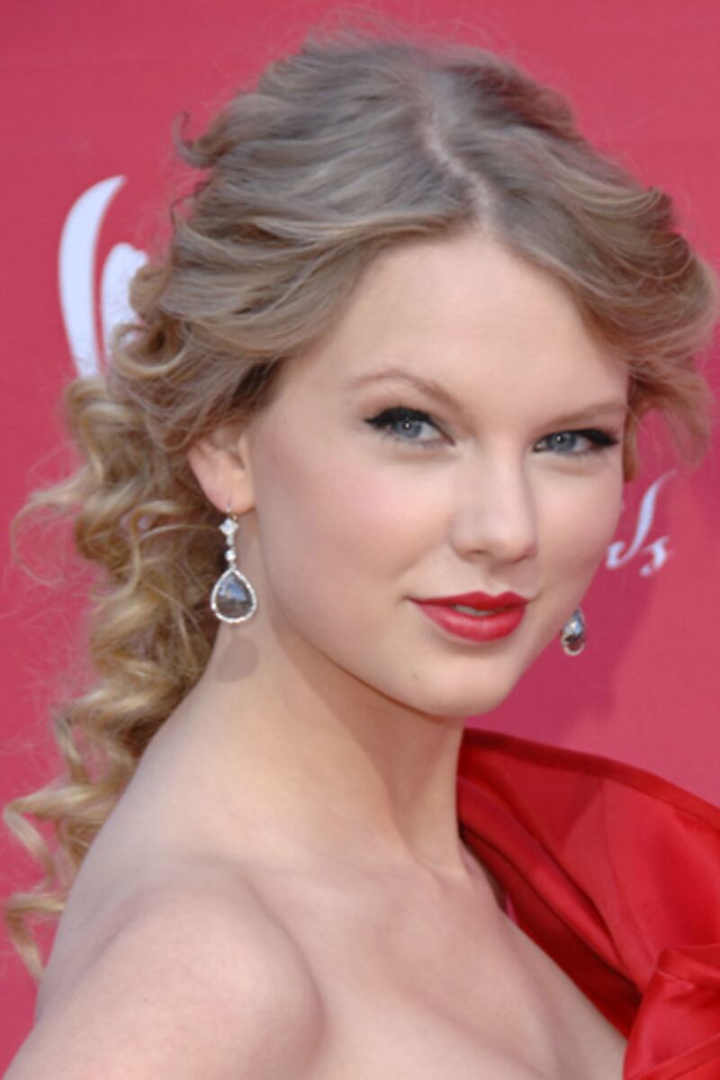 galleries/2012/01/28/kelly-osbourne-kate-moss-other-young-celebrities-who-go-gray-photos/taylor-swift-gray-hair-celebrities_m04zea