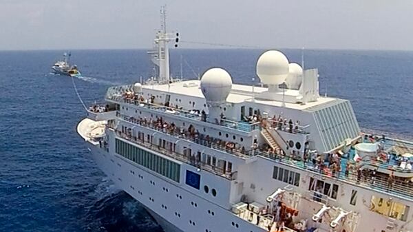 cheats/2012/02/29/disabled-cruiser-limps-toward-port/costa-allegra-cruise-ship-towed-to-port-seychelles-cheat_i4uics