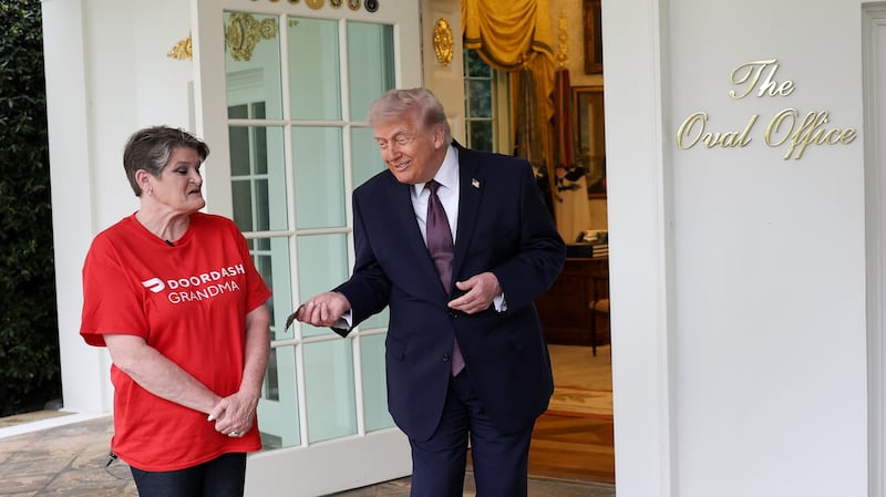 Trump tips Sharon Simmons after receiving a DoorDash delivery of McDonald's during the press conference. Photo by Win McNamee/Getty Images.
