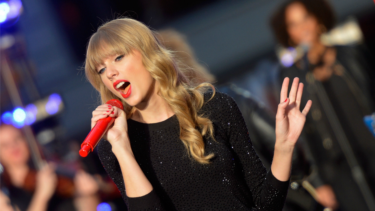 Taylor Swift's New Years Kiss!, image size:1200x675
